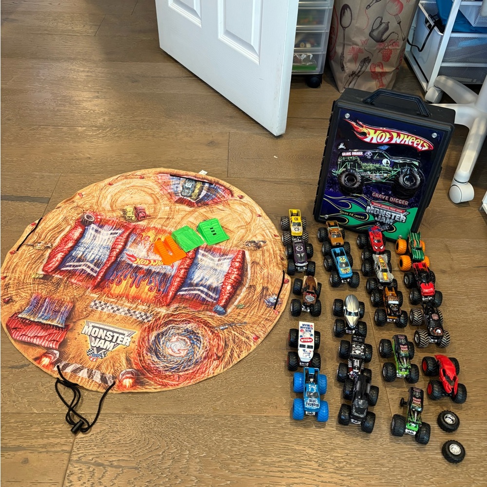 Mattel Monster Jam Truck lot of 18 with case and playmat